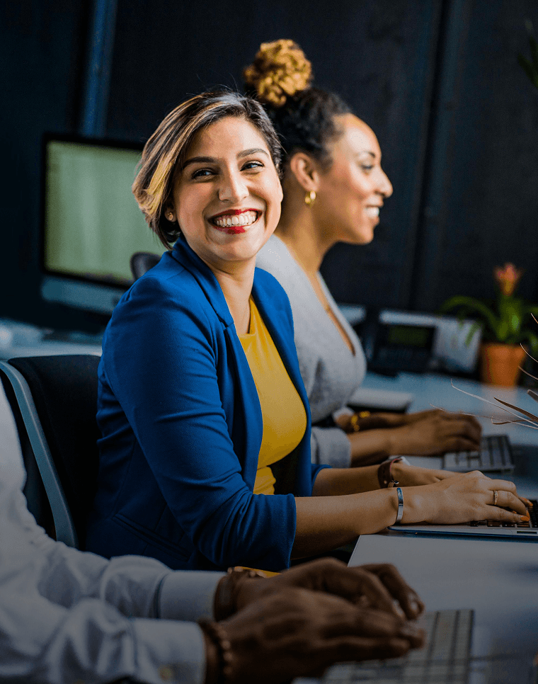 Funcionários felizes usam plataforma de aprendizagem de idiomas em seu local de trabalho.
