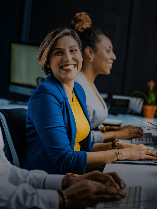 Funcionários felizes usam plataforma de aprendizagem de idiomas em seu local de trabalho.