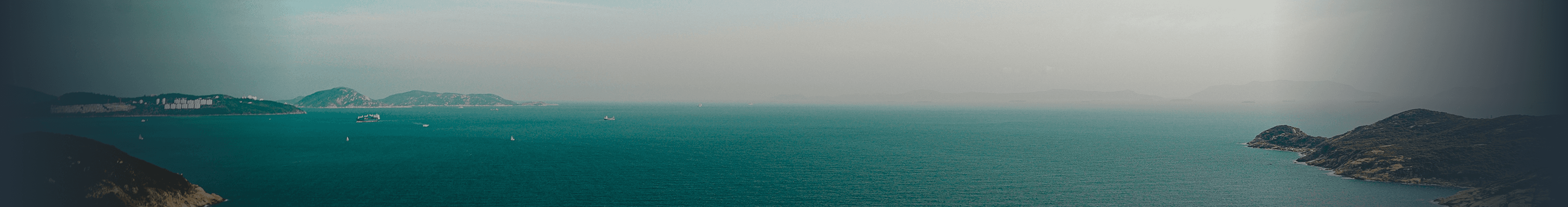 Imagen de un bonito paisaje marino con estadísticas que muestran que 22 000 instituciones educativas, 9000 organizaciones públicas y sin ánimo de lucro, 12 000 empresas y millones de alumnos de todo el mundo utilizan Rosetta Stone.